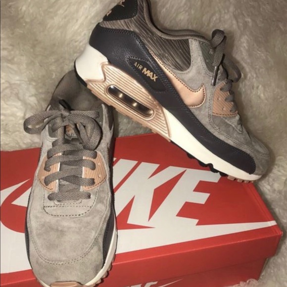 Nike Women’s Airmax - Picture 2 of 4